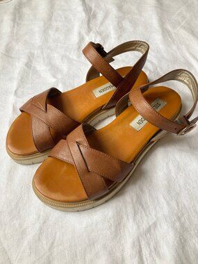 Steve Madden Size 36 (6) Women's Brown Strap Buckle Sandals Summer Beach